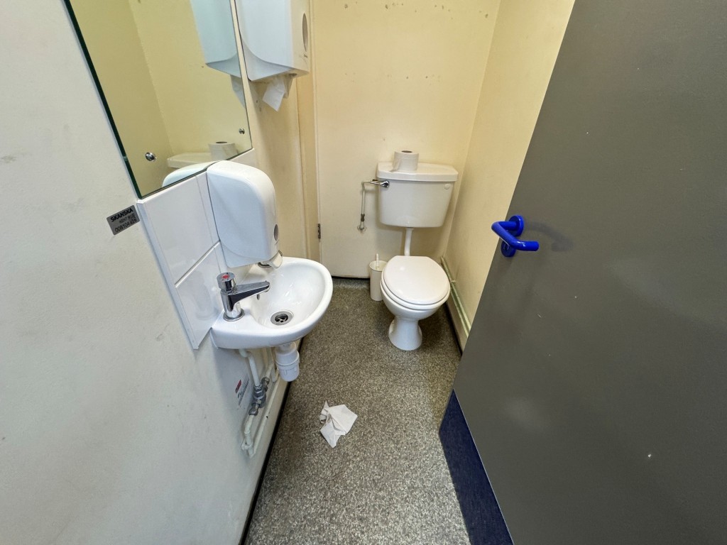 Lot: 92 - FOUR STOREY FREEHOLD BUILDING WITH POTENTIAL - Ground floor W.C. 3